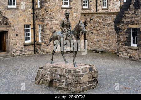 Statua equestre in bronzo del Field Marshal Earl Haig al di fuori del National War Museum in Hospital Square al Castello di Edimburgo, Edimburgo, Scozia, Regno Unito Foto Stock