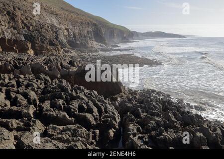 Un'area di costa remota e difficile da raggiungere tra Ogmore via mare e la baia di Southerndown sulla costa meridionale del Galles, vista con bassa marea. Foto Stock