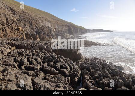 Un'area di costa remota e difficile da raggiungere tra Ogmore via mare e la baia di Southerndown sulla costa meridionale del Galles, vista con bassa marea. Foto Stock