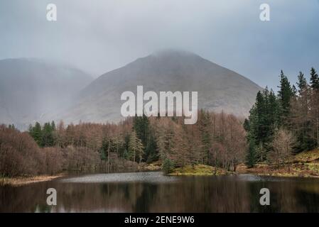 Splendida immagine paesaggistica di Torren Lochan a Glencoe in scozzese Highlands in un giorno invernale Foto Stock