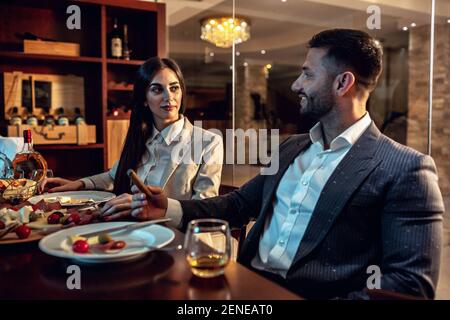 I soci d'affari hanno una cena in un ristorante di classe Foto Stock