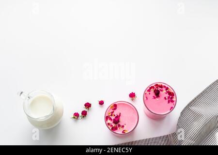 Caffè o tè alla rosa e alla barbabietola con latte, vista dall'alto Foto Stock