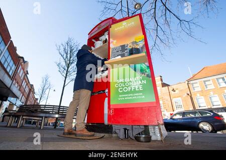 Londra, Regno Unito. 26 Febbraio 2021 UNA cabina telefonica in King Street Twickenham si è convertita ed ha aperto questa settimana come un chiosco caffè / bar / stand. Amar Cafe noleggiare lo stand e hanno installato tutto ciò che è necessario per barista fatto specialità caffè colombiano a 100 metri dal fiume Tamigi. Carlos era il barista e si prendono solo pagamenti con carta di credito. La cabina ha l'alimentazione che esisteva già da quando era un telefono a pagamento e l'acqua è imbottigliata e portata sul posto. Hanno cabine simili a Chiswick e Greenwich. Andrew Fosker / Alamy Live News Foto Stock