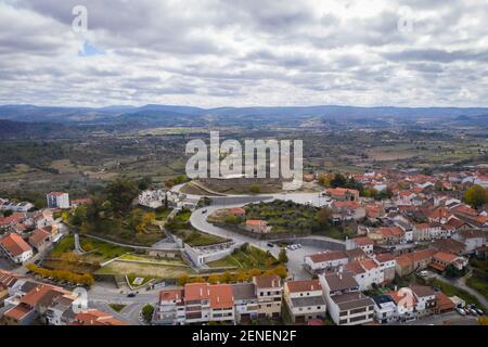 Belmonte storico villaggio drone vista aerea del castello in Portogallo Foto Stock