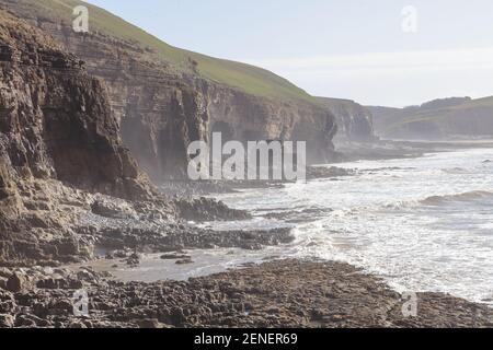 Un'area di costa remota e difficile da raggiungere tra Ogmore via mare e la baia di Southerndown sulla costa meridionale del Galles, vista con bassa marea. Foto Stock