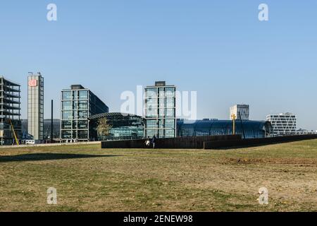 Vista della stazione ferroviaria principale da Spreebogenpark a Berlino, la capitale della Germania. Foto Stock