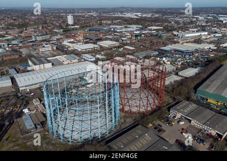 Birmingham, West Midlands Regno Unito. 26 febbraio 2021. Gli ultimi tre detentori di gas a Birmingham, nel Regno Unito, saranno smantellati nei prossimi mesi a partire da questo mese. Le strutture dominanti sono visibili dalla M6 a Spaghetti Junction e intorno alla zona di Nechells. I detentori sono stati notoriamente dipinti i colori della vicina Aston Villa Football Club dopo che l'ingegnere responsabile della manutenzione ha optato per i colori della sua squadra preferita. Credito: Interrompi stampa Media/Alamy Live News Foto Stock