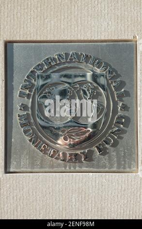Emblema del Fondo monetario Internazionale, Pennsylvania Avenue, Washington D.C., Stati Uniti d'America. Foto Stock