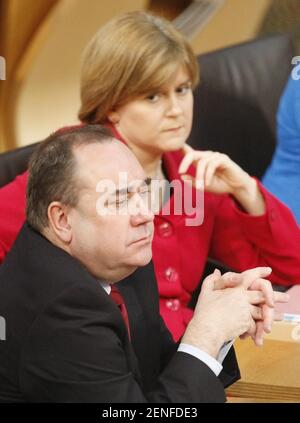 Foto del fascicolo datata 13/11/08 dell' allora primo Ministro Alex Salmond con il vice leader SNP Nicola Sturgeon durante il tempo delle interrogazioni del primo Ministro, al Parlamento scozzese di Edimburgo. L' ex primo Ministro Alex Salmond, che ha fornito prove dinanzi al Comitato per il governo scozzese che si è pronunciato sulla gestione delle denunce di molestie, ha detto che è stata "calcolata e deliberata soppressione delle prove chiave". Data di emissione: Venerdì 26 febbraio 2021. Foto Stock