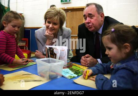 File foto datata 03/09/13 dell'allora primo ministro Alex Salmond e poi vice primo ministro Nicola Sturgeon in visita in un centro di assistenza all'infanzia a Edimburgo. L'ex primo ministro Alex Salmond, che ha dato prova dinanzi alla commissione per la gestione delle denunce di molestie da parte del governo scozzese, ha affermato che è stata "calcolata e deliberata la soppressione delle prove chiave". Data di emissione: Venerdì 26 febbraio 2021. Foto Stock