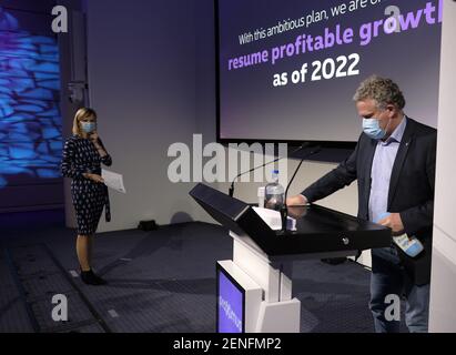 Il pulpito viene disinfettato tra i relatori in una conferenza stampa per annunciare i risultati di 2020 anni di Proximus, a Bruxelles, venerdì 26 febbraio 2021. Foto Stock