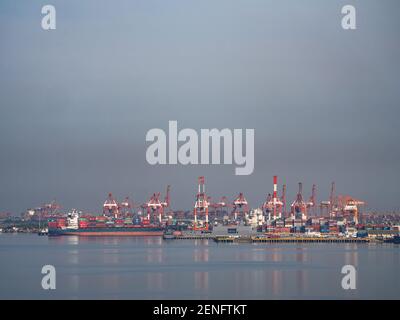 Porto Sud di Manila nell'area del Porto di Manila, con il Terminal Internazionale dei Container di Manila sullo sfondo. Foto Stock