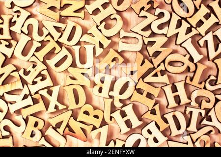 Alfabeto inglese. Lettere di legno su sfondo di legno. Un pasticcio di lettera. Foto Stock