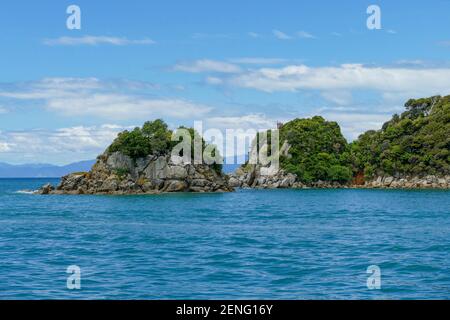 Paesaggio costiero soleggiato all'Abel Tasman National Park in Nuova Zelanda Foto Stock