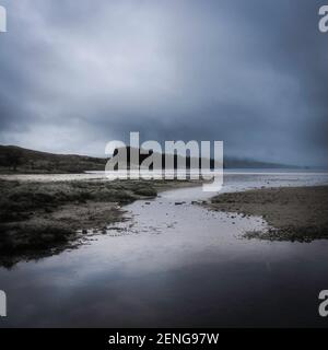 Il cielo di Moody sopra Loch Tulla nelle Highlands scozzesi. Il maestoso paesaggio della Scozia in una giornata buia. Foto Stock