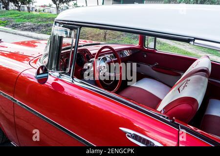 Primo piano dell'interno di un classico rosso 1957 E Bel Air Chevrolet bianco a Cuba Foto Stock