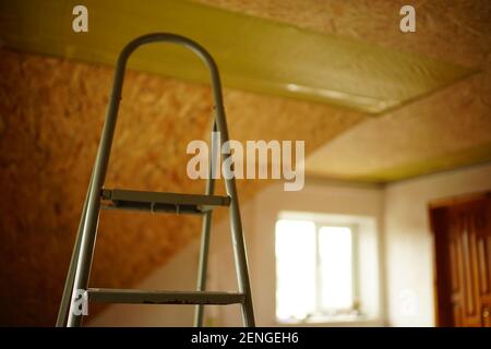 Primo piano di una scala in una stanza durante la ristrutturazione Foto Stock