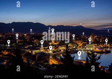 Icone puntate sulla mappa del paesaggio urbano di Spalato. Vista della storica città vecchia di Spalato e oltre dall'alto in Croazia al tramonto. Foto Stock