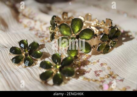 bel bracciale set gioielli lucido con orecchini a forma di i fiori verdi Foto Stock