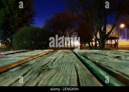 Alberi di notte su tavolo di legno Foto Stock