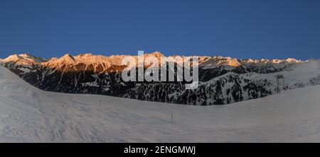 Foto panoramica del comprensorio sciistico di Montafon in Austria con cielo blu di giorno Foto Stock