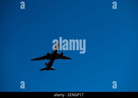 Londra, Regno Unito. 26 febbraio 2021. Aerei all'aeroporto di Heathrow nella zona ovest di Londra. La IAG, proprietaria di British Airways, ha chiesto l'introduzione di pass digitali per la salute, poiché il settore dell'aviazione continua a soffrire durante la pandemia di Coronavirus. Data immagine: Venerdì 26 febbraio 2021. Il credito fotografico dovrebbe essere: Matt Crossick/Empics/Alamy Live News Foto Stock