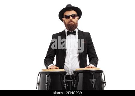 Musicista maschile bearded che suona su batteria conga isolato su bianco sfondo Foto Stock