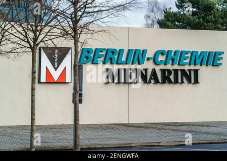 Berlin-Chemie Menarini, Pharmaunternehmen, Berlin-Adlershof, Berlin, Corona Impfstoff Aufbereitung und Abfuellung fuer Impfzentrum Arena Treptow,