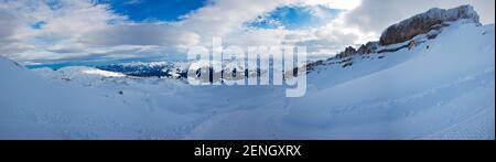 Foto panoramica del comprensorio sciistico di Montafon in Austria con cielo blu di giorno Foto Stock