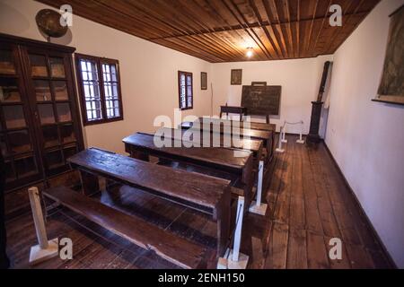 Vecchia classe, scuola retro look, villaggio Brankovina, Serbia occidentale. Mostra museo del sistema educativo del 18 ° e 19 ° secolo. Foto Stock