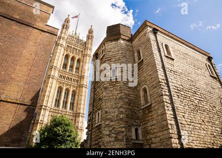 Vista insolita del Palazzo di Westminster (Parlamento) dalla Jewel Tower di Londra, Regno Unito. Foto Stock