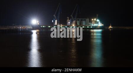 Carico notturno di una nave per il trasporto di granaglie al porto di Balchik, Mar Nero, Distretto di Dobrich, Bulgaria. Foto Stock