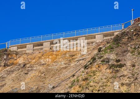 Lavori di stabilizzazione della scogliera in corso a Canford Cliffs, Poole, Dorset UK nel mese di febbraio Foto Stock