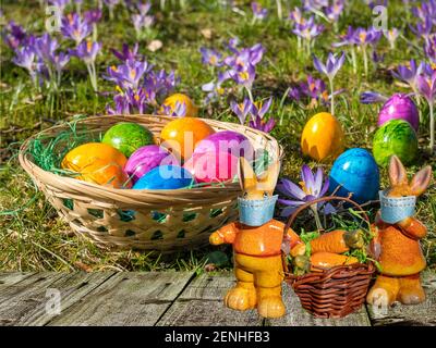 Cestino pasquale con coniglietti corona in giardino Foto Stock