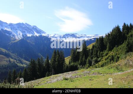 Vista sulle Alpi innevate nei pressi di Saalbach Hinterglemm in Austria Foto Stock