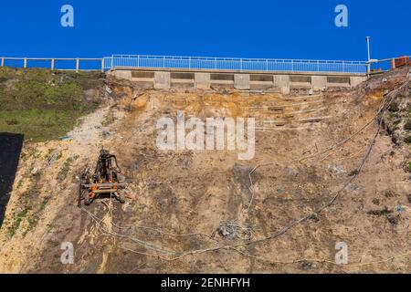 Lavori di stabilizzazione della scogliera in corso a Canford Cliffs, Poole, Dorset UK nel mese di febbraio Foto Stock