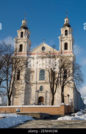 Vista frontale sulla Chiesa di San Raffaello l'Arcangelo è una chiesa cattolica romana a Vilnius, Lituania nel giorno d'inverno Foto Stock