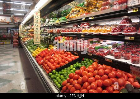Varietà di frutta fresca e biologica sugli scaffali di un supermercato. Foto Stock