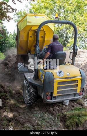 Giardinaggio paesaggistico con un dumper camion, Winchester, Regno Unito Foto Stock