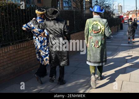 Stamford Hill, Londra, Regno Unito. 26 febbraio 2021. Il popolo ebraico celebra Purim a Stamford Hill, Londra. Credit: Matthew Chpicle/Alamy Live News Foto Stock