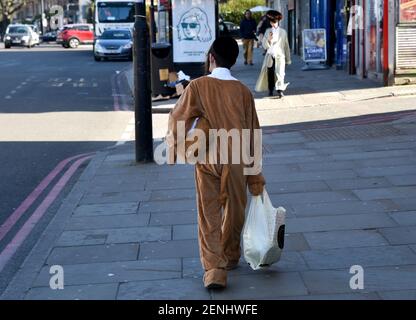 Stamford Hill, Londra, Regno Unito. 26 febbraio 2021. Il popolo ebraico celebra Purim a Stamford Hill, Londra. Credit: Matthew Chpicle/Alamy Live News Foto Stock