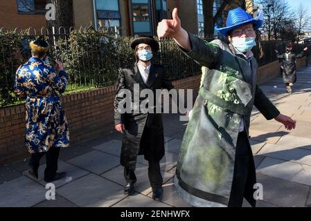 Stamford Hill, Londra, Regno Unito. 26 febbraio 2021. Il popolo ebraico celebra Purim a Stamford Hill, Londra. Credit: Matthew Chpicle/Alamy Live News Foto Stock