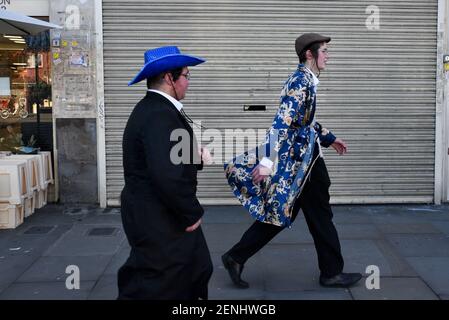 Stamford Hill, Londra, Regno Unito. 26 febbraio 2021. Il popolo ebraico celebra Purim a Stamford Hill, Londra. Credit: Matthew Chpicle/Alamy Live News Foto Stock