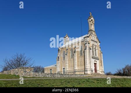 La cappella Notre-Dame aux Raisins tenere un occhio benevolo sui raccolti, a Mont-Brouilly Foto Stock