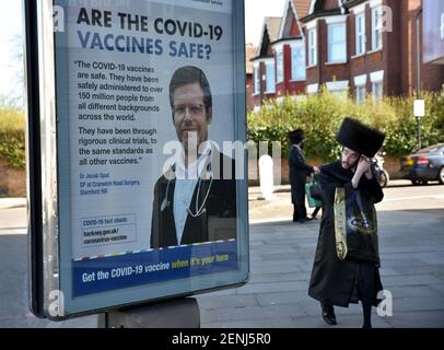 Stamford Hill, Londra, Regno Unito. 26 febbraio 2021. Il popolo ebraico celebra Purim a Stamford Hill, Londra. Credit: Matthew Chpicle/Alamy Live News Foto Stock