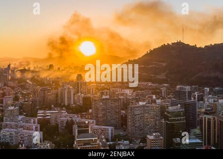 Santiago de Chile, situata nel centro delle Ande centrali, offre una vista mozzafiato sulle montagne circostanti e una splendida vita cittadina. Una città wi Foto Stock