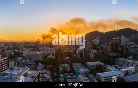 Santiago de Chile, situata nel centro delle Ande centrali, offre una vista mozzafiato sulle montagne circostanti e una splendida vita cittadina. Una città wi Foto Stock