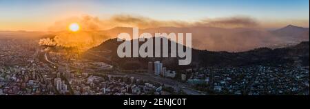 Santiago de Chile, situata nel centro delle Ande centrali, offre una vista mozzafiato sulle montagne circostanti e una splendida vita cittadina. Una città wi Foto Stock