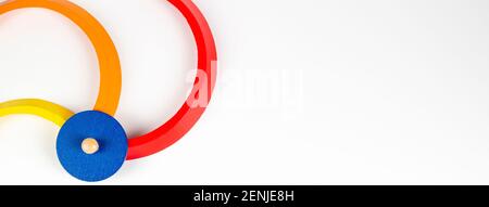 Forme geometriche di legno composizione di personaggi giocattolo colorati su sfondo bianco. Vista dall'alto Foto Stock