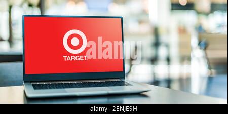 POZNAN, POL - 6 GENNAIO 2021: Computer portatile che visualizza il logo di Target Corporation, una società al dettaglio americana Foto Stock